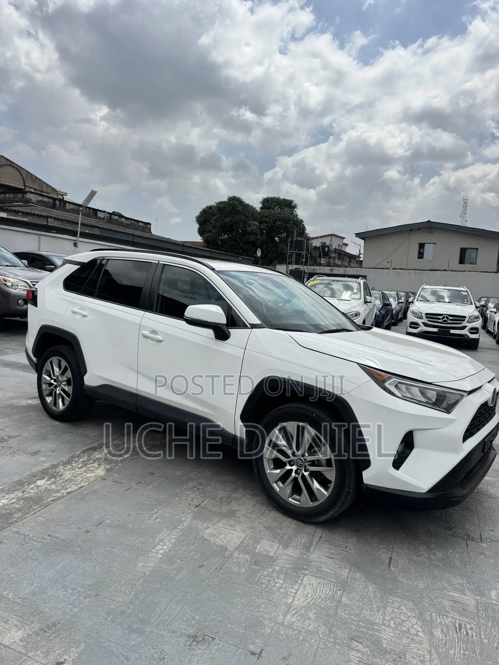Toyota RAV4 XLE AWD 2019 White