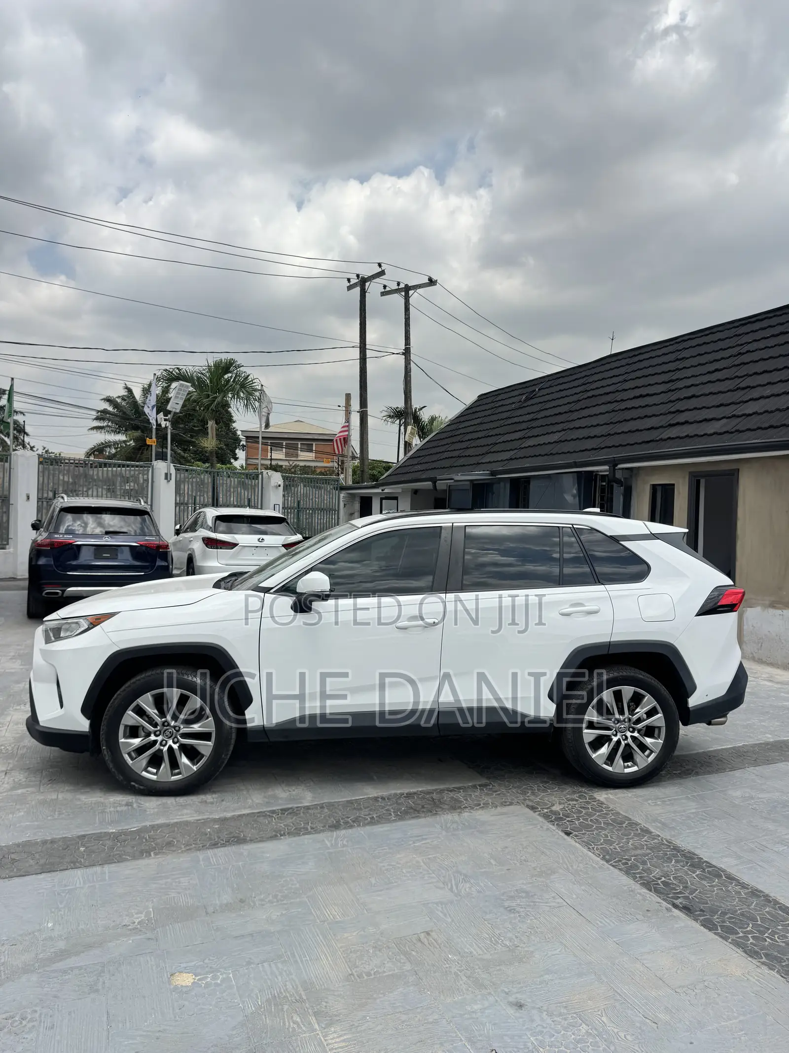 Toyota RAV4 XLE AWD 2019 White