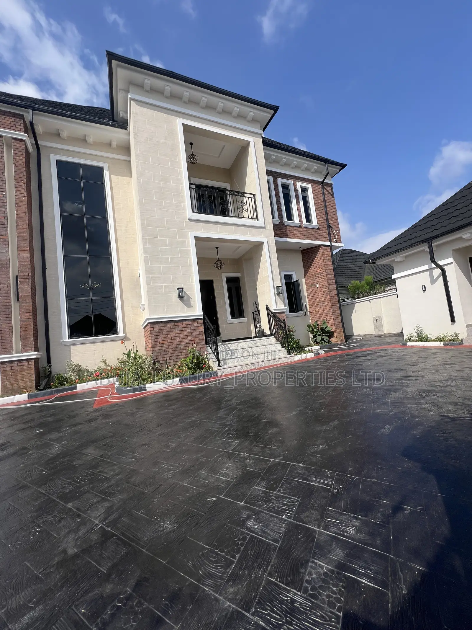 5bdrm Mansion in Green City Residents, Gwarinpa for sale