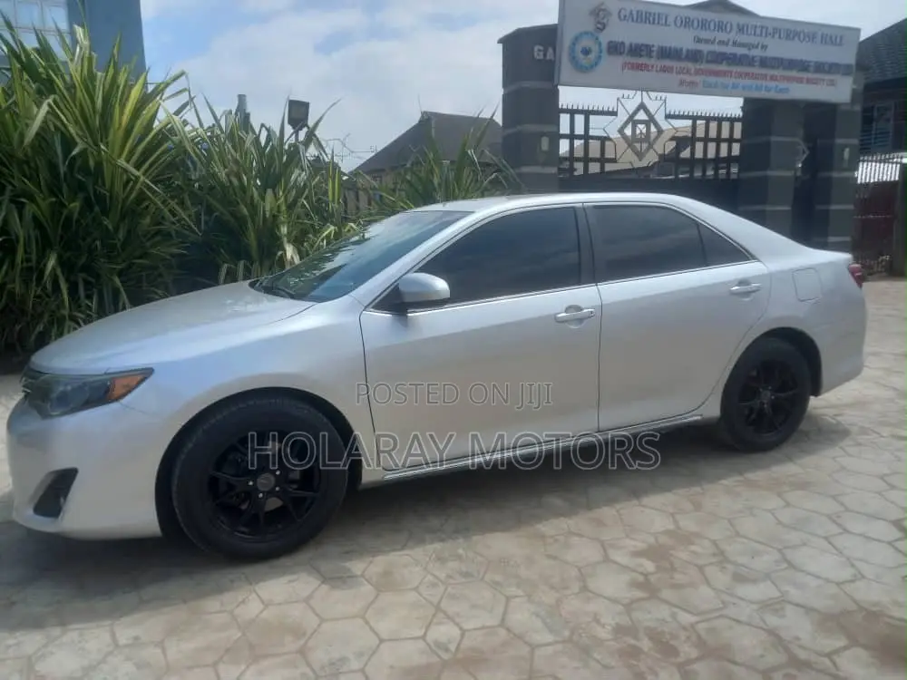 Toyota Camry LE 4dr Sedan (2.5L 4cyl 6A) 2014 Silver