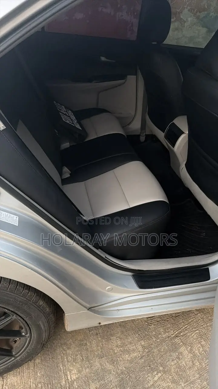 Toyota Camry LE 4dr Sedan (2.5L 4cyl 6A) 2014 Silver