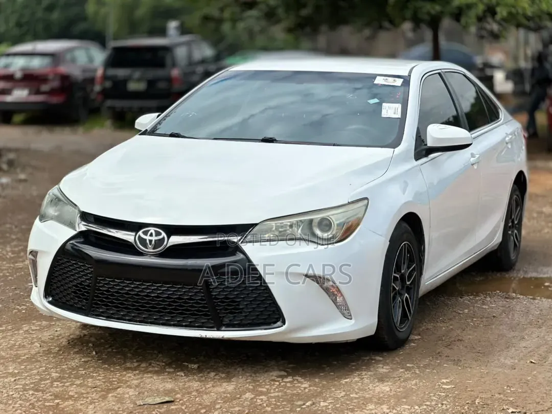 Toyota Camry SE 4dr Sedan (2.5L 4cyl 6A) 2016 White