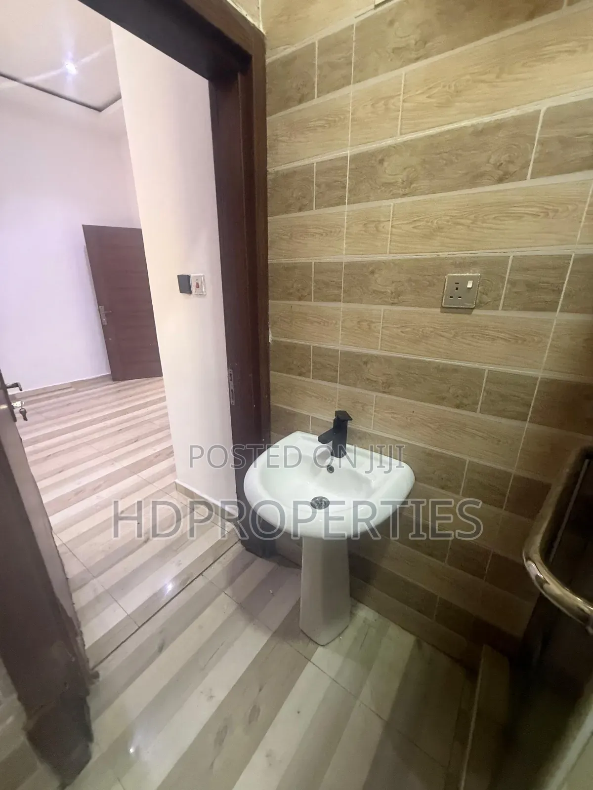 1bdrm Shared Apartment in Canalwest, Lagos Island / Lagos Island
