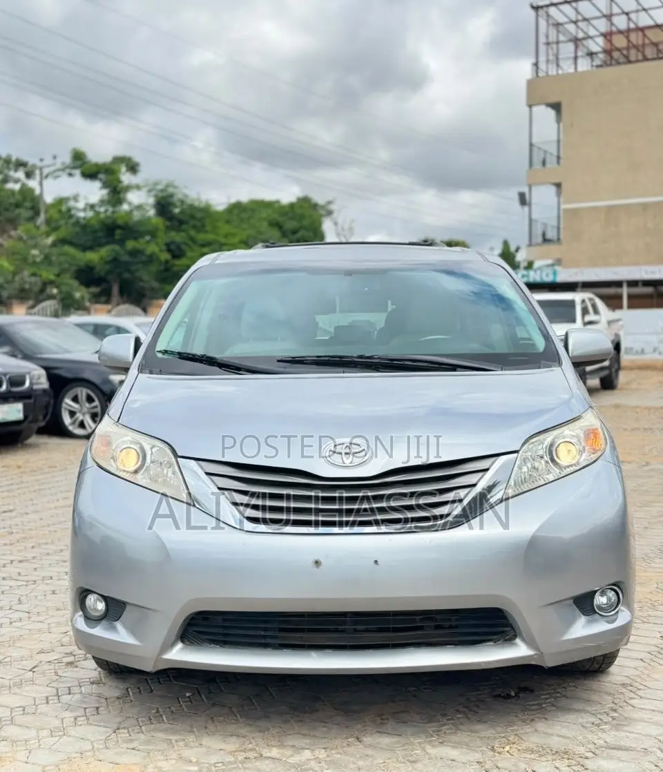 Toyota Sienna 2013 Silver