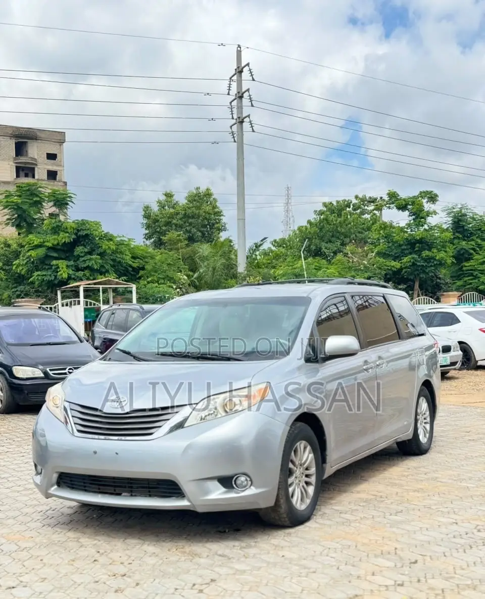 Toyota Sienna 2013 Silver