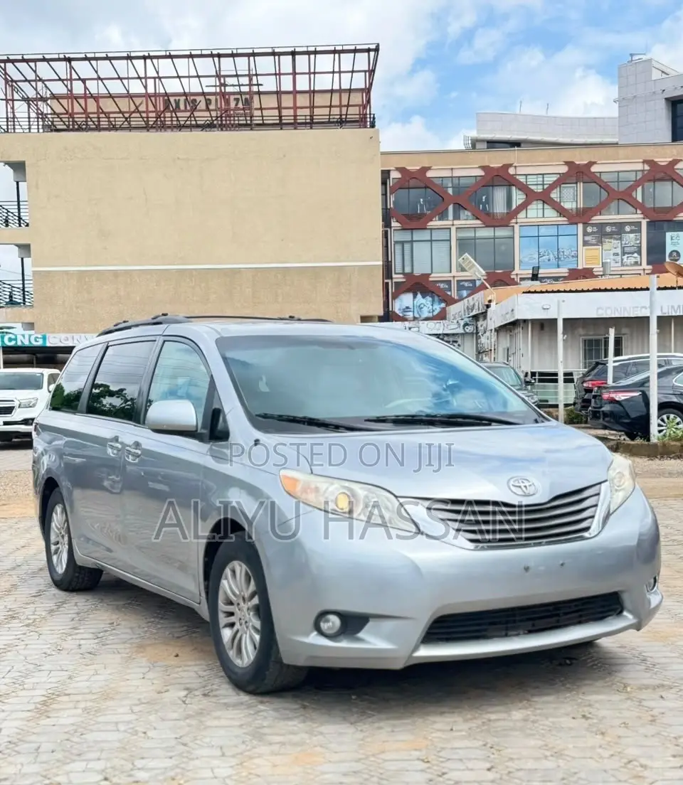 Toyota Sienna 2013 Silver