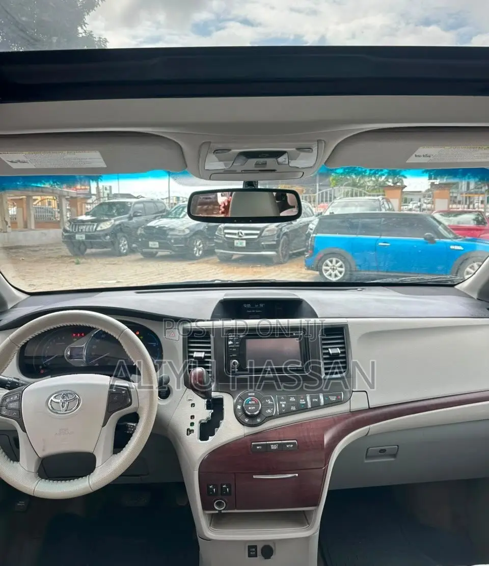 Toyota Sienna 2013 Silver
