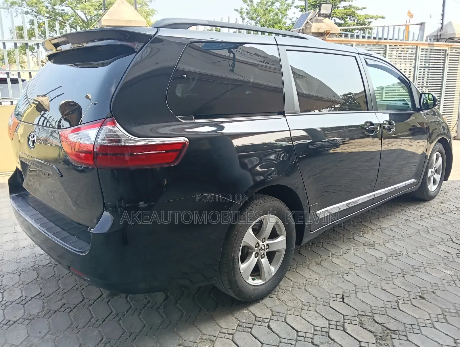 Toyota Sienna LE 7 Passenger (3.5L 6cyl 6A) 2016 Black