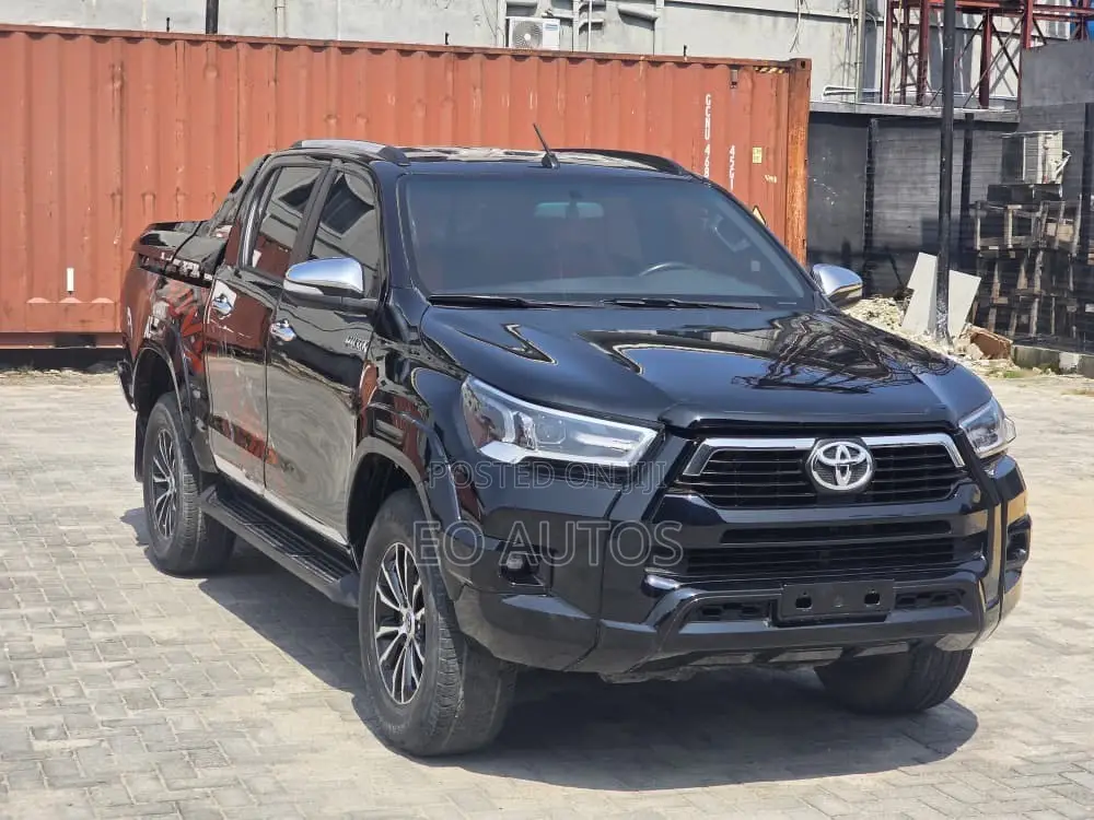 Toyota Hilux 2016 Black