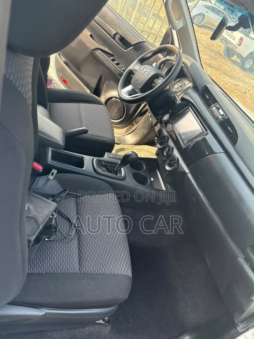 Toyota Hilux 2022 White