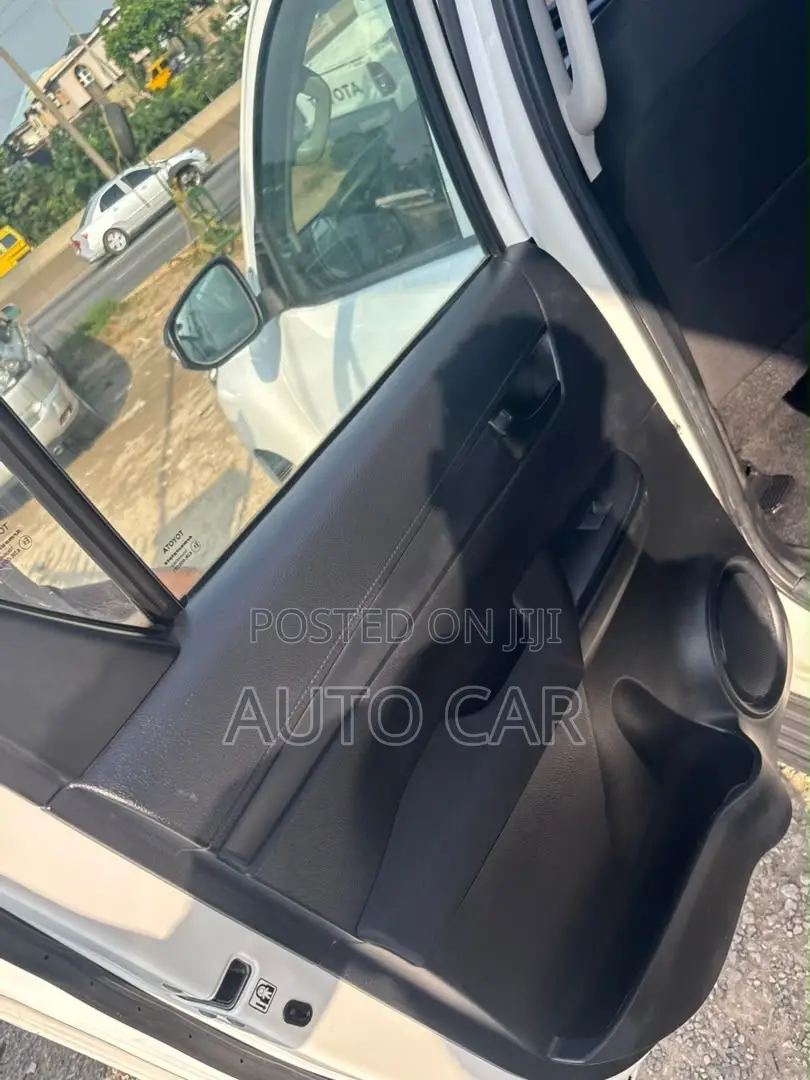 Toyota Hilux 2022 White