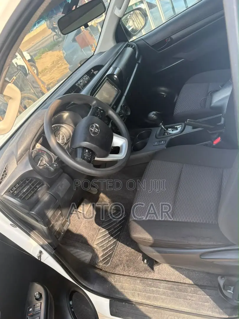 Toyota Hilux 2022 White