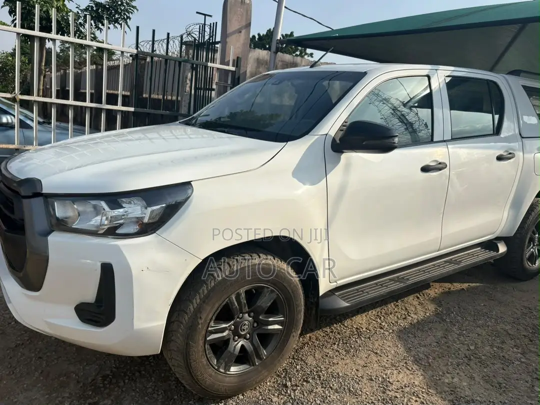 Toyota Hilux 2022 White