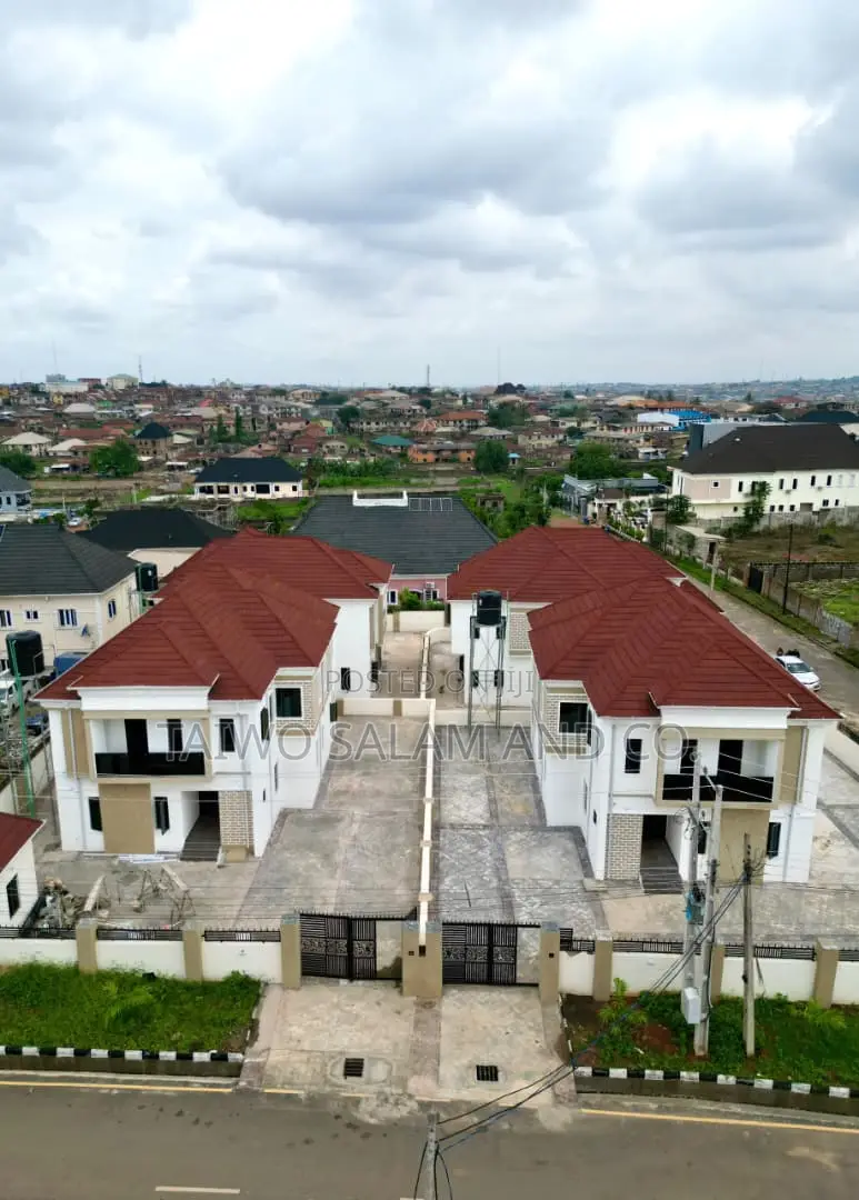 4bdrm Duplex in Kolapo Ishola Gra,, Akobo for sale
