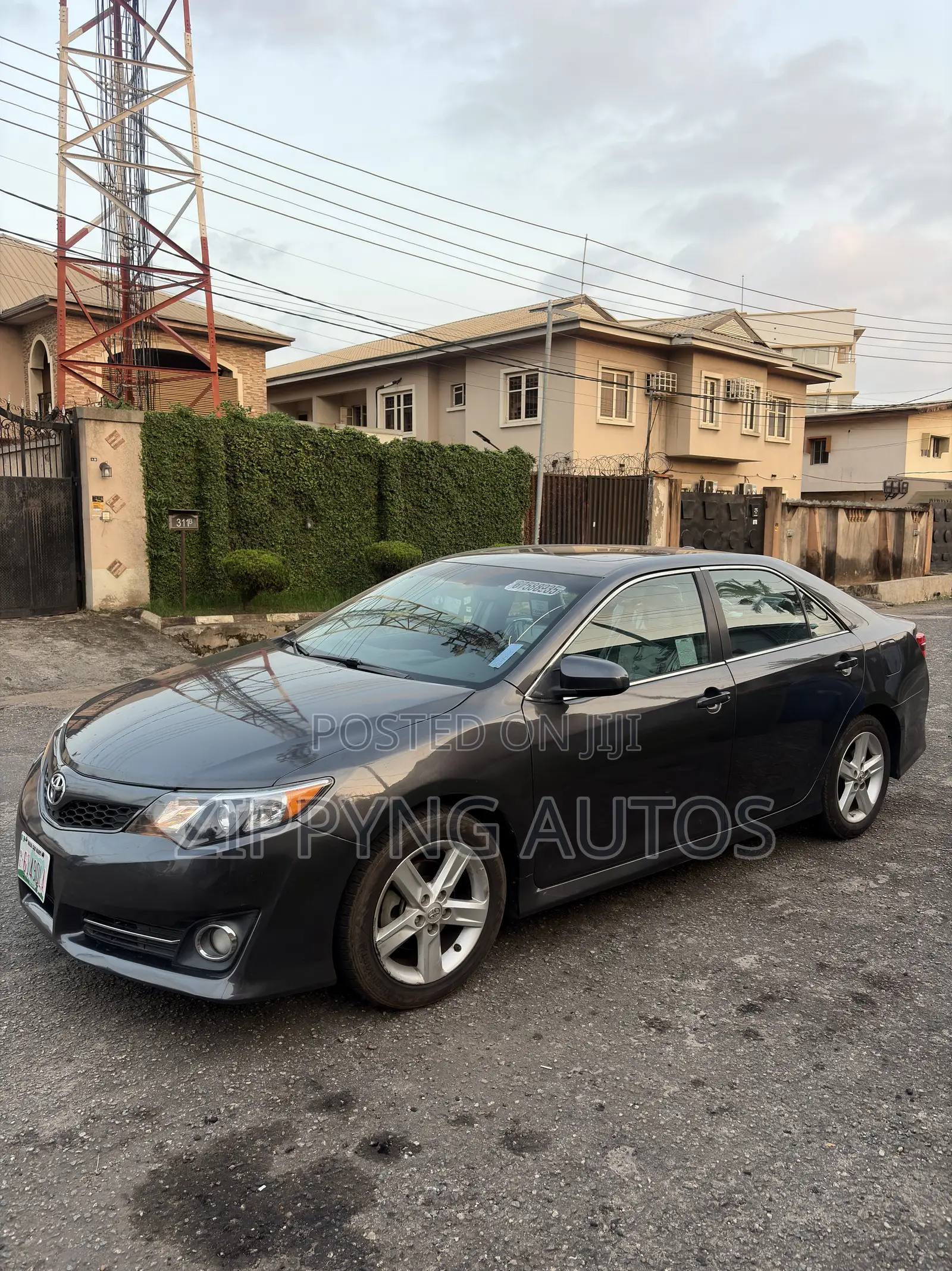 Toyota Camry SE 4dr Sedan (2.5L 4cyl 6A) 2013 Gray