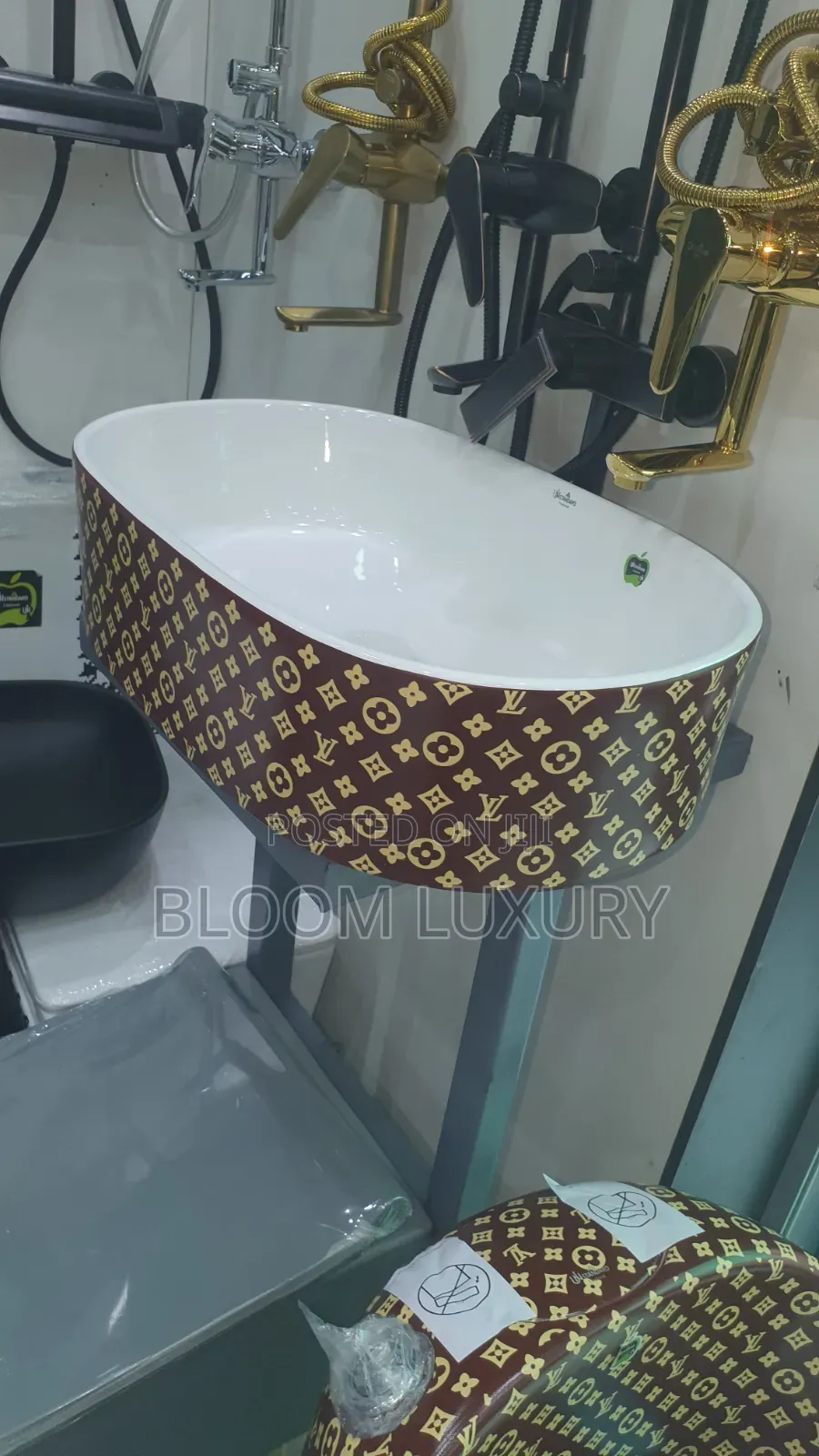 Bold Quality Beautiful Luxurious Water Closet With WHB