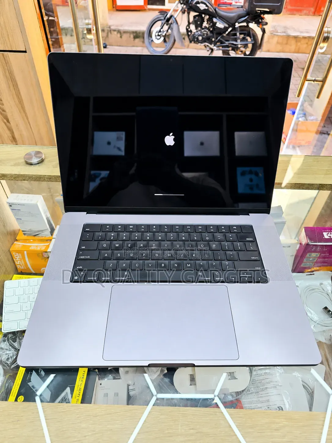 Laptop Apple MacBook Pro 2021 M1 32GB Apple M1 Pro SSD 512GB