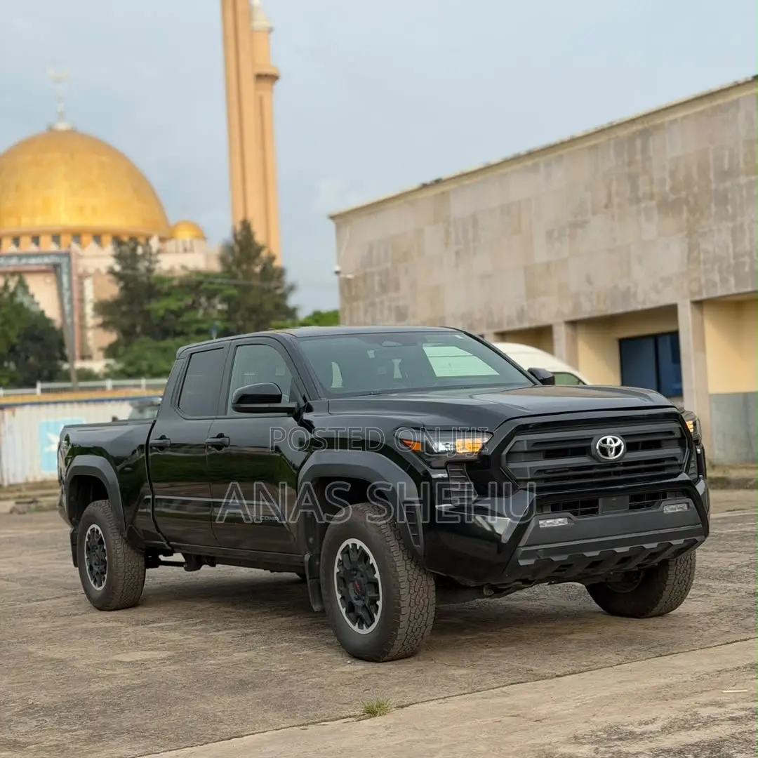 Toyota Tacoma 2024 Black