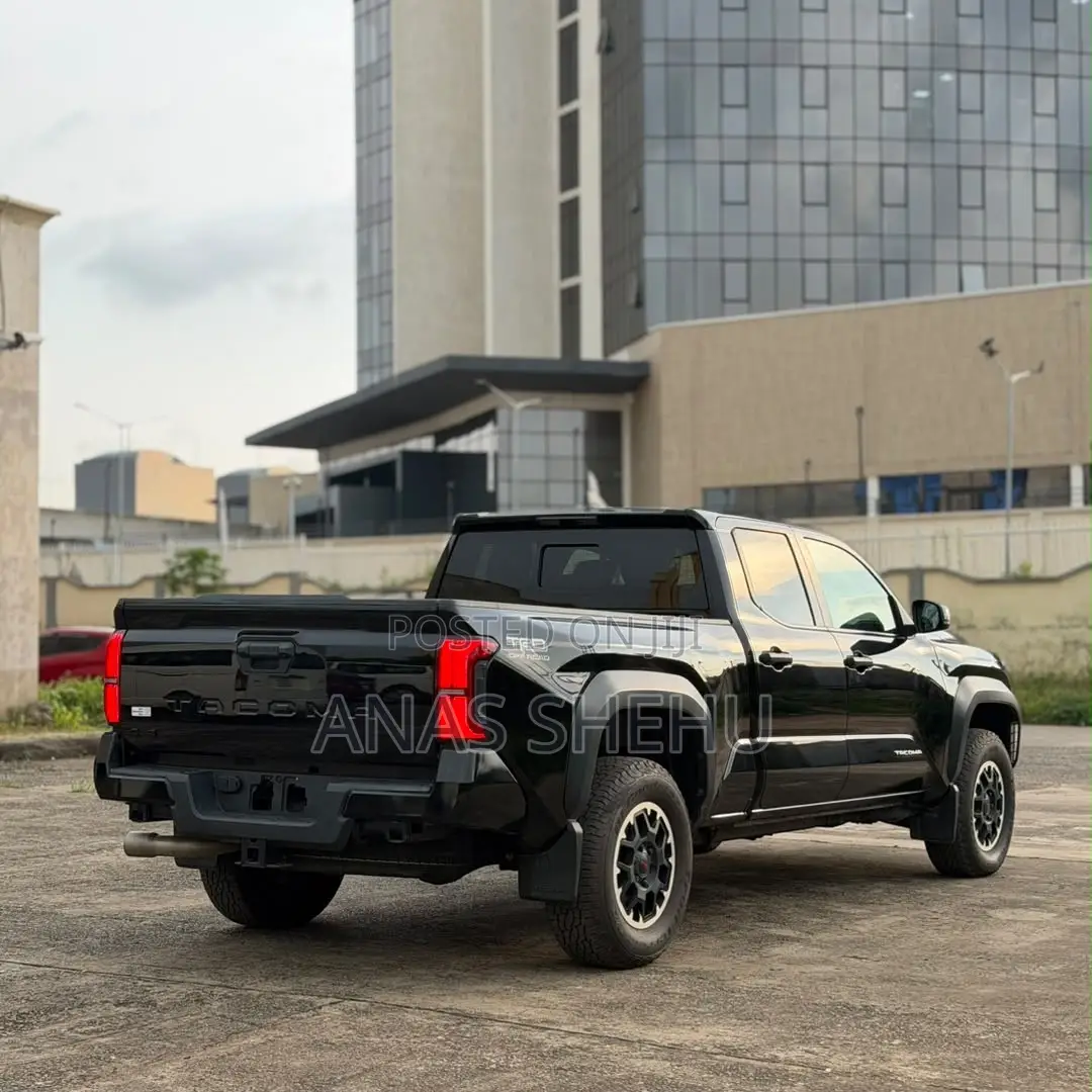 Toyota Tacoma 2024 Black