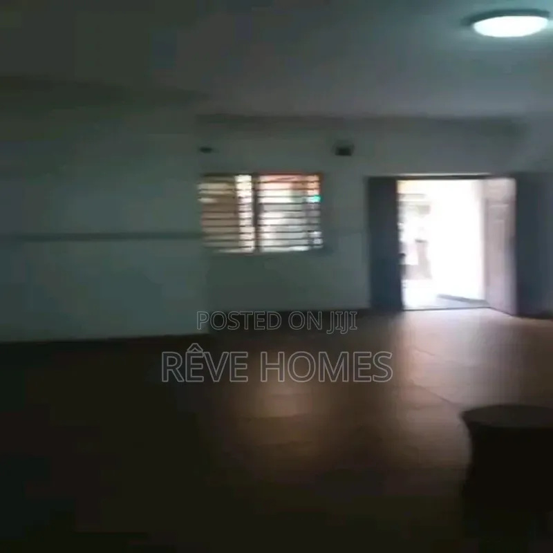 3bdrm Block of Flats in Soluyi for rent