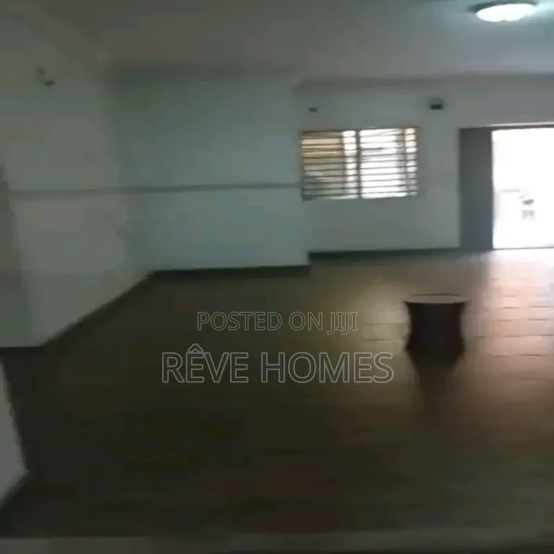 3bdrm Block of Flats in Soluyi for rent