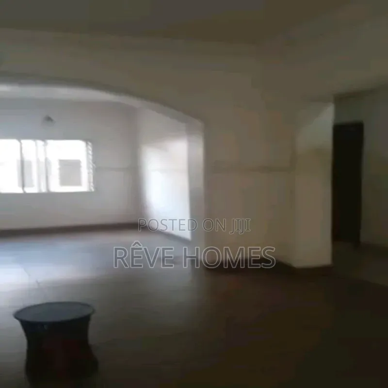 3bdrm Block of Flats in Soluyi for rent