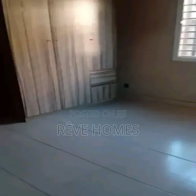 3bdrm Block of Flats in Soluyi for rent