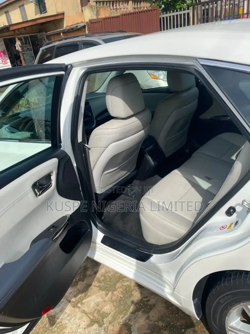 Toyota Avalon XLE 4dr Sedan (3.5L 6cyl 6A) 2015 White