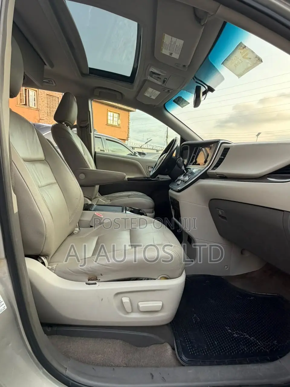 Toyota Sienna XLE 7 Passenger Auto Access Seat (3.5L 6cyl 6A) 2016
