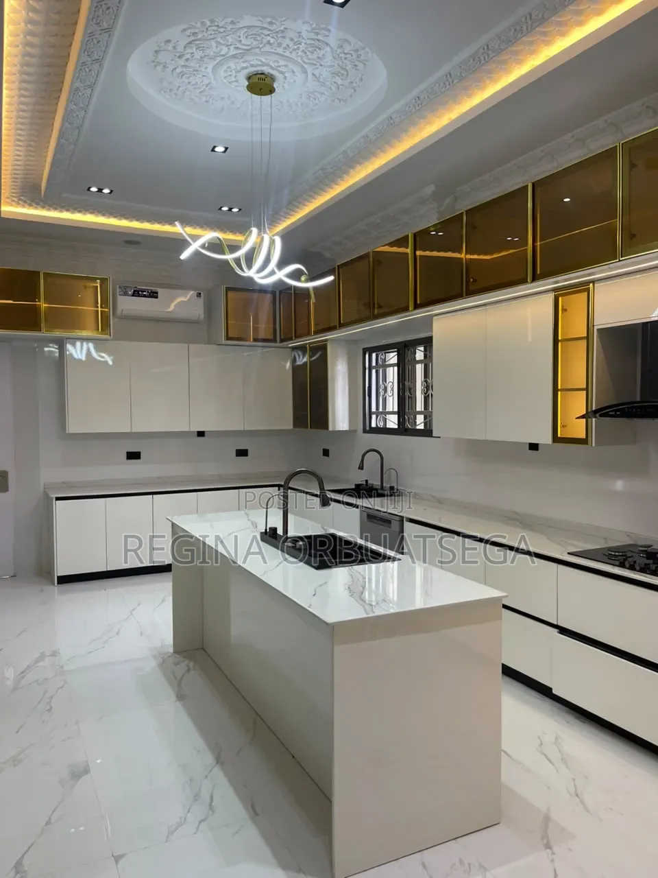 5bdrm Duplex in Jos for sale
