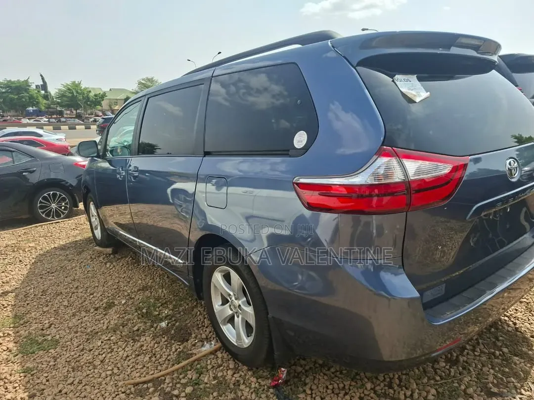 Toyota Sienna 2016 Blue