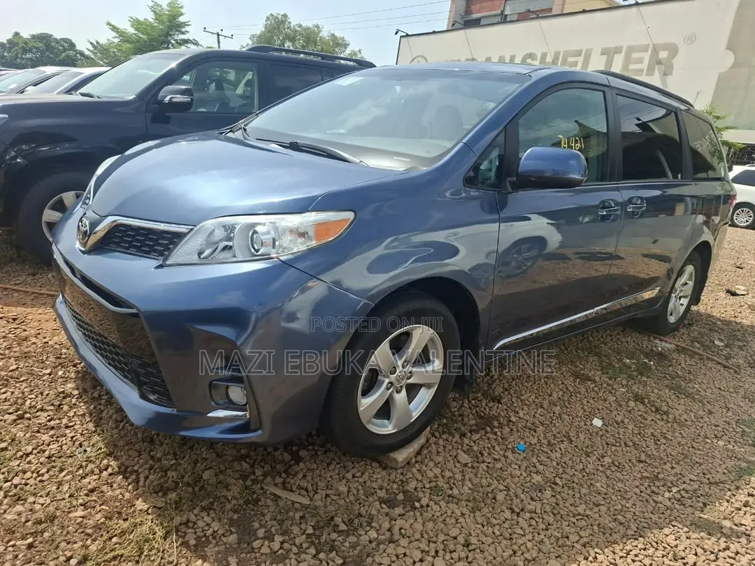 Toyota Sienna 2016 Blue