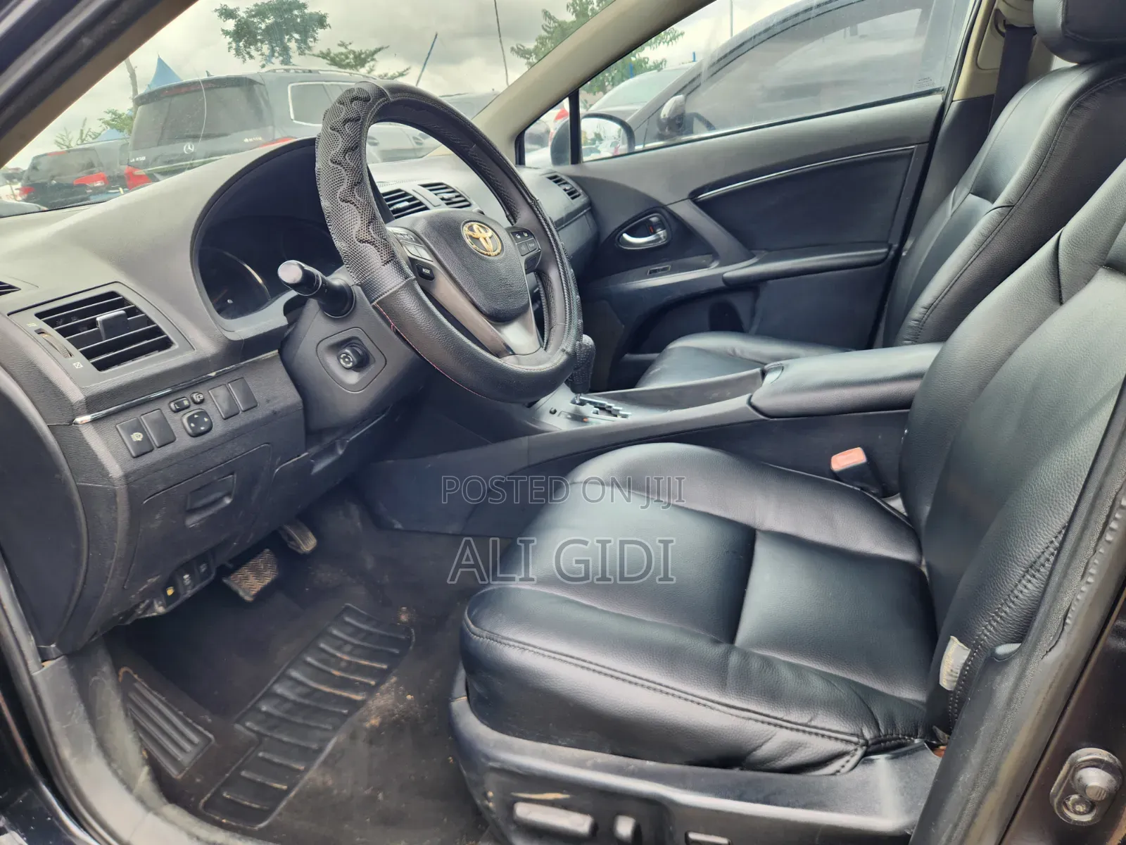 Toyota Avensis 2012 Black