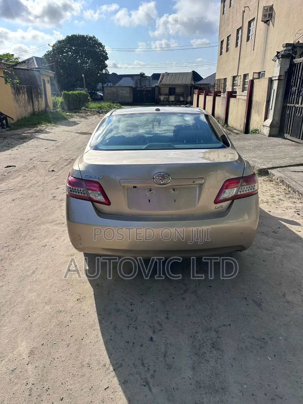 Toyota Camry LE 4dr Sedan (2.5L 4cyl 6AM) 2010 Gold