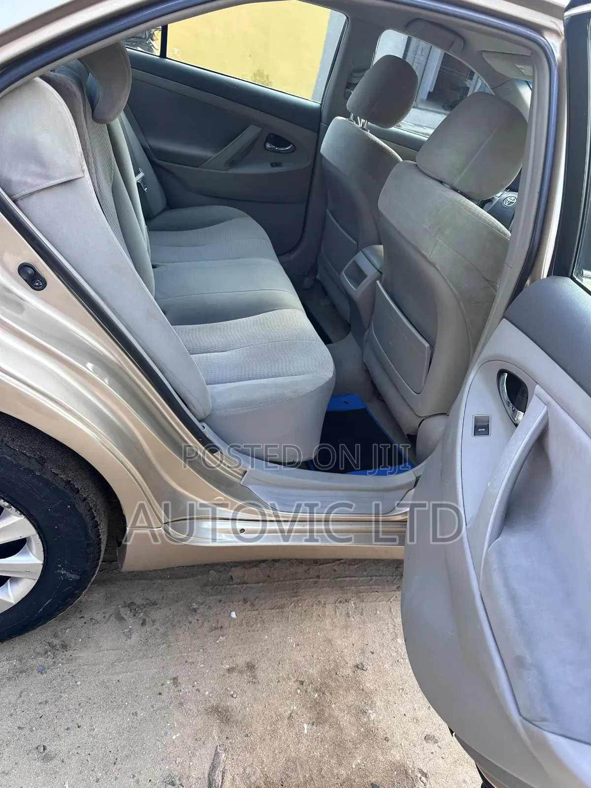 Toyota Camry LE 4dr Sedan (2.5L 4cyl 6AM) 2010 Gold