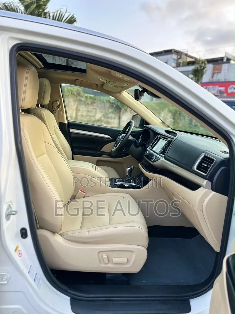 Toyota Highlander XLE 4x4 V6 (3.5L 6cyl 8A) 2017 White