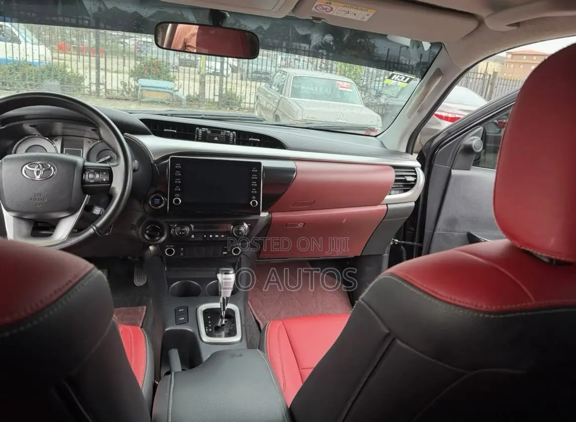 Toyota Hilux 2022 Black