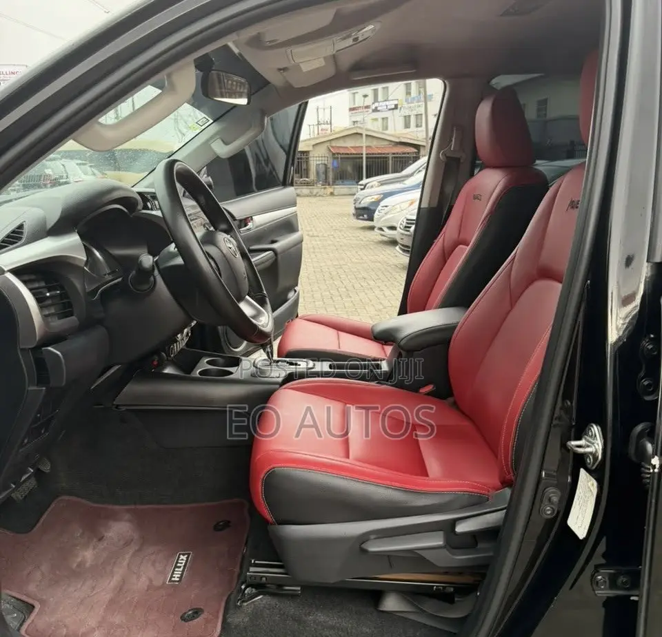 Toyota Hilux 2022 Black