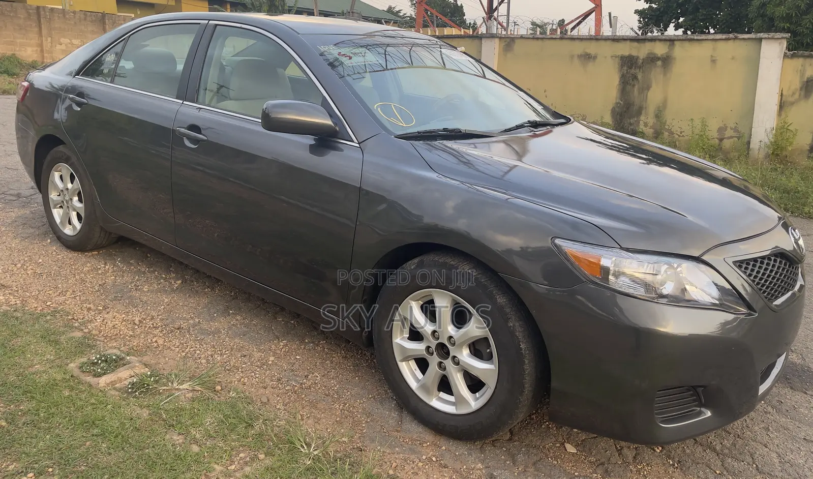 Toyota Camry LE 4dr Sedan (2.5L 4cyl 6A) 2011 Gray