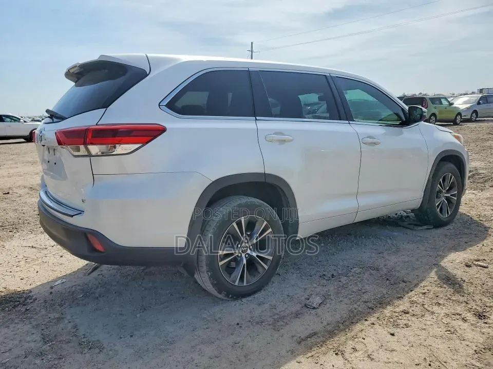 Toyota Highlander XLE 4x4 V6 (3.5L 6cyl 8A) 2018 White