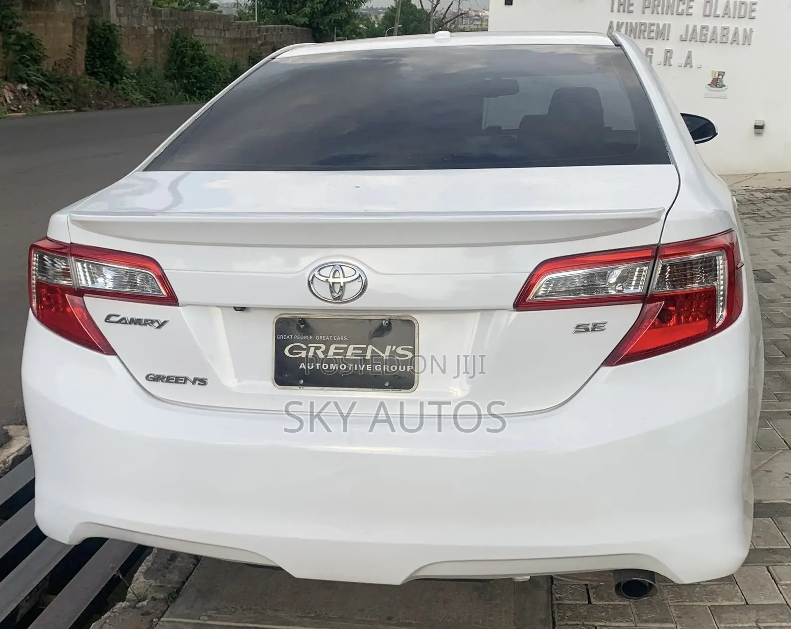 Toyota Camry SE 4dr Sedan (2.5L 4cyl 6A) 2013 White