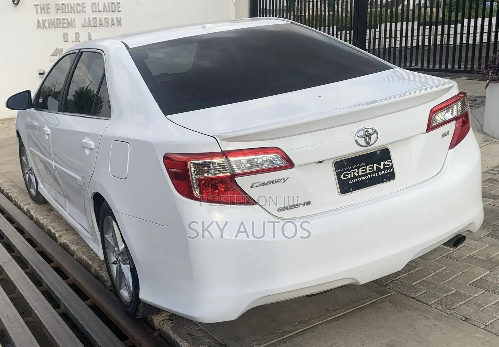 Toyota Camry SE 4dr Sedan (2.5L 4cyl 6A) 2013 White