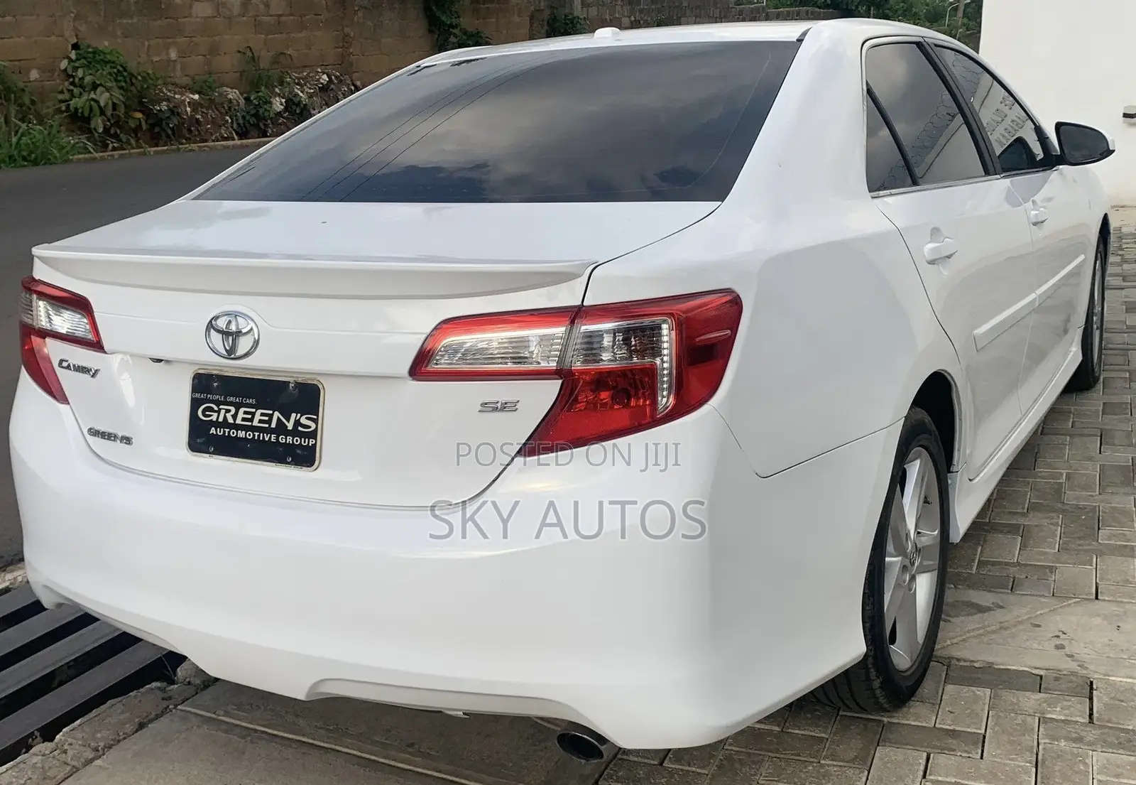 Toyota Camry SE 4dr Sedan (2.5L 4cyl 6A) 2013 White