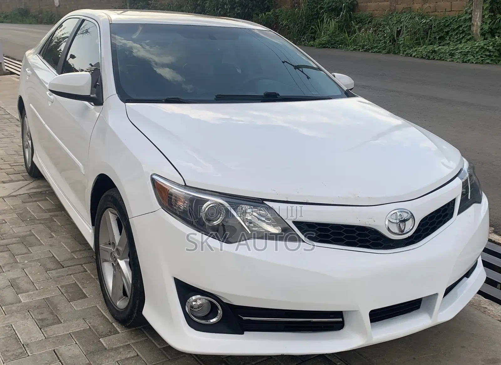 Toyota Camry SE 4dr Sedan (2.5L 4cyl 6A) 2013 White