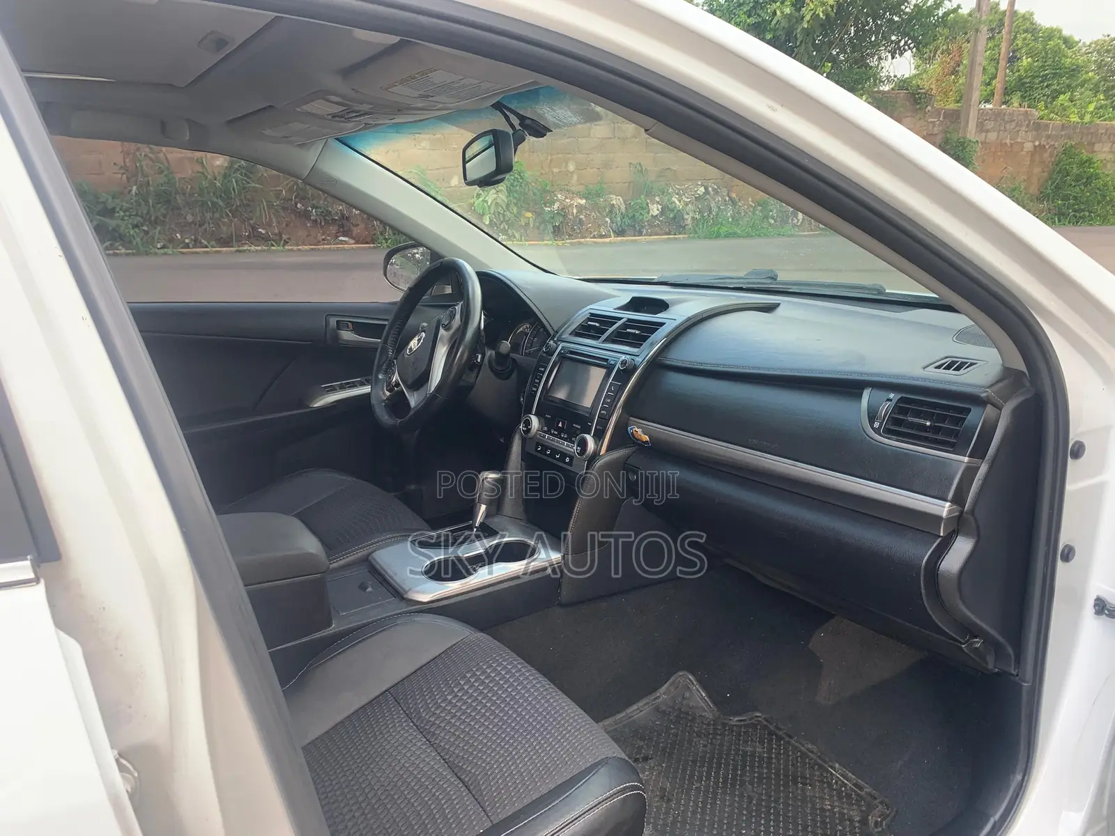 Toyota Camry SE 4dr Sedan (2.5L 4cyl 6A) 2013 White