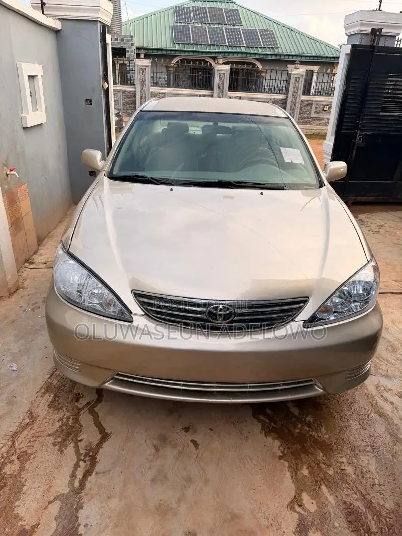 Toyota Camry LE 4dr Sedan (2.4L 4cyl 5A) 2005 Gold