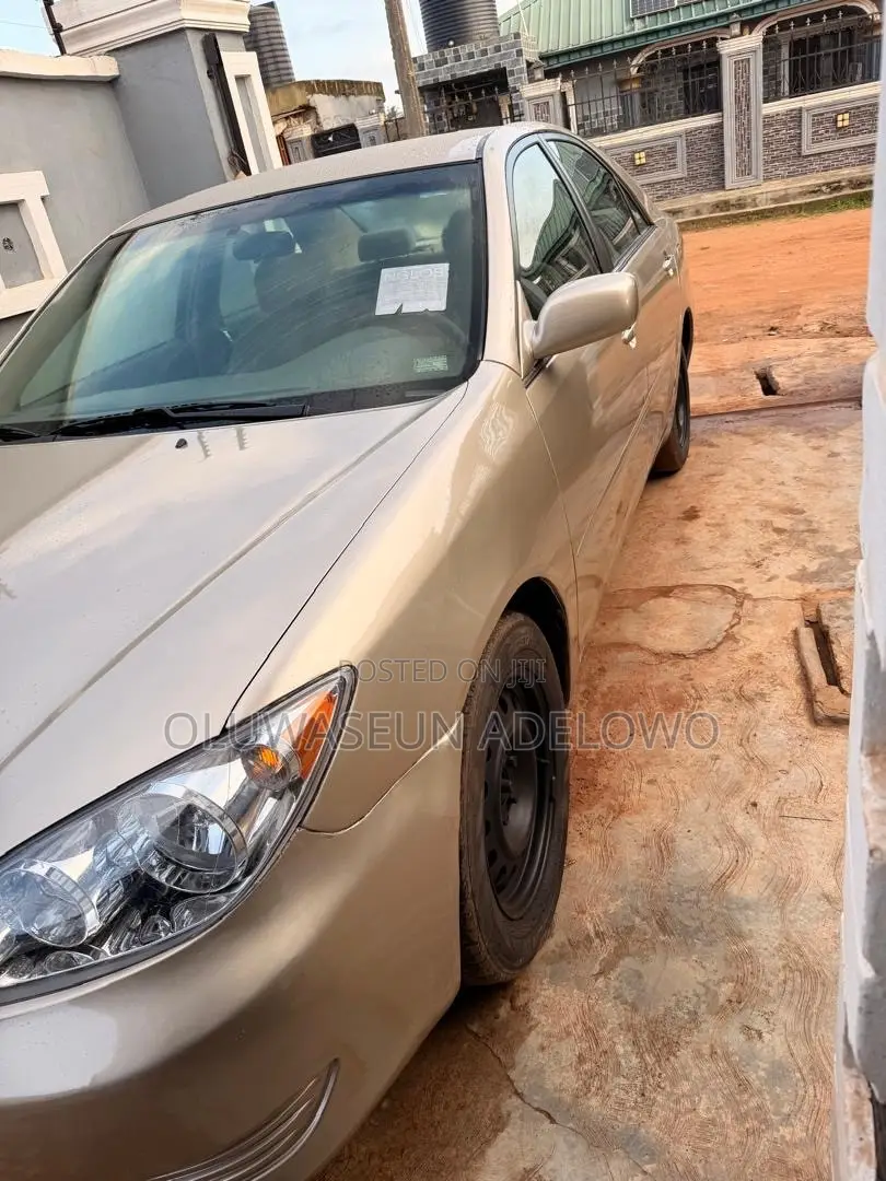Toyota Camry LE 4dr Sedan (2.4L 4cyl 5A) 2005 Gold