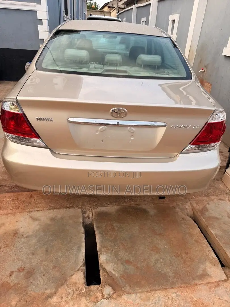Toyota Camry LE 4dr Sedan (2.4L 4cyl 5A) 2005 Gold