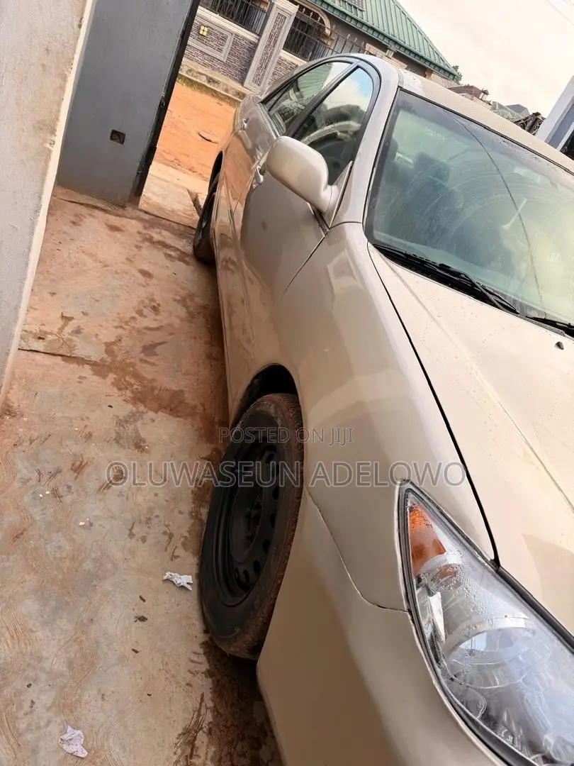 Toyota Camry LE 4dr Sedan (2.4L 4cyl 5A) 2005 Gold