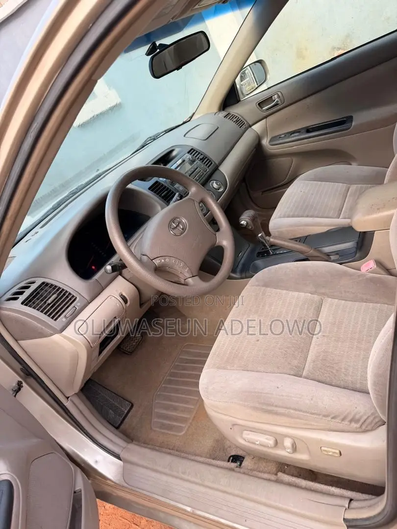 Toyota Camry LE 4dr Sedan (2.4L 4cyl 5A) 2005 Gold